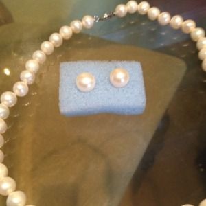 Cultured pearl pair.