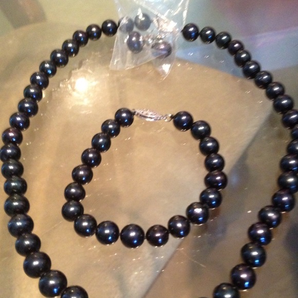 Cluttered pearl peacock set.