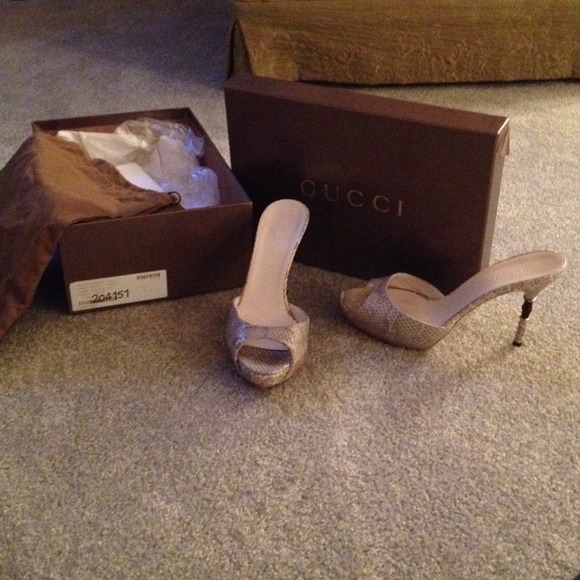 🔸SOLD!🔸 Authentic Gucci grey printed heels