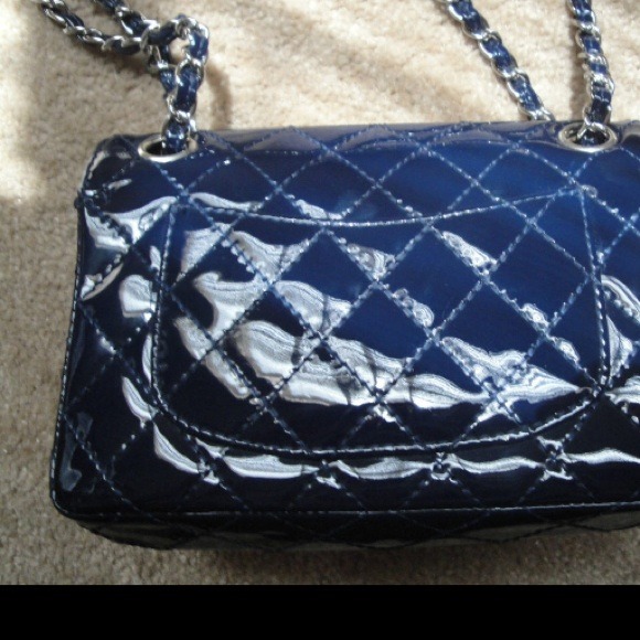 CHANEL navy patent leather shoulder flap bag - Picture 4 of 16