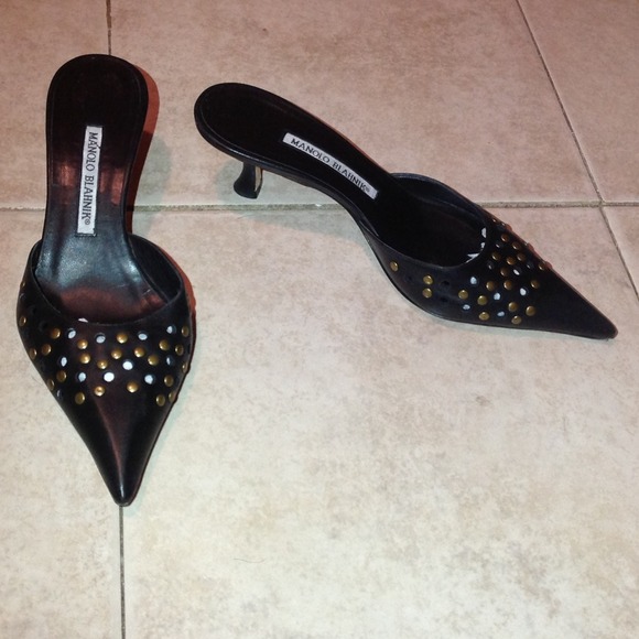 Manolo Blahnik Shoes - Manolo Blahnik Black Pointed Toe Kitten Heels 37.5