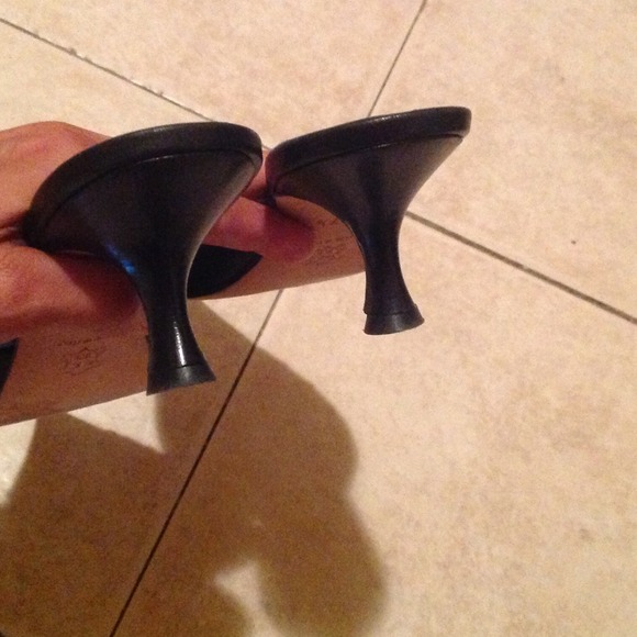 Manolo Blahnik Black Pointed Toe Kitten Heels 37.5 - Picture 3 of 4