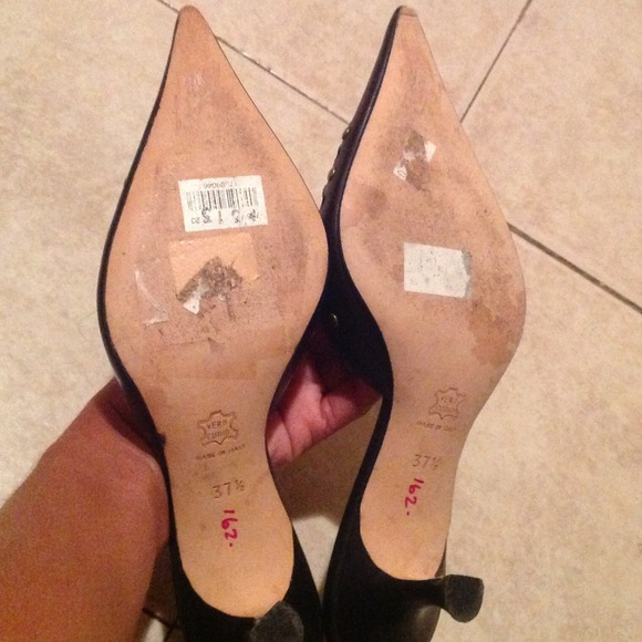 Manolo Blahnik Black Pointed Toe Kitten Heels 37.5 - Picture 4 of 4