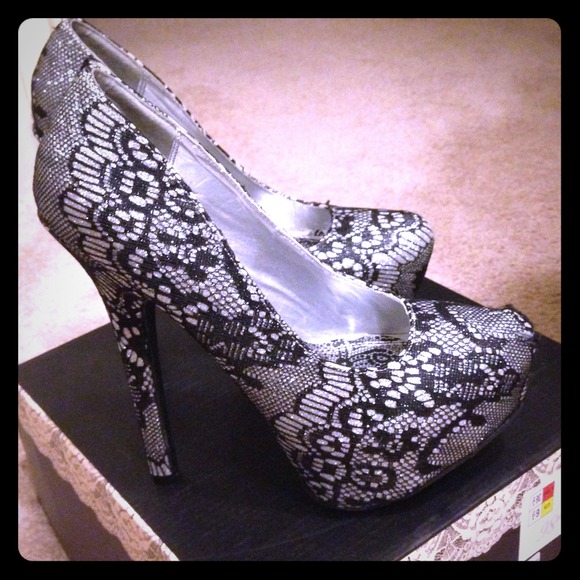 Lovely lace heels :)