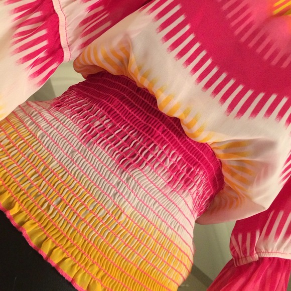 SOLD IN BUNDLE. Fun, flirty top🍥🍥 - Picture 3 of 3