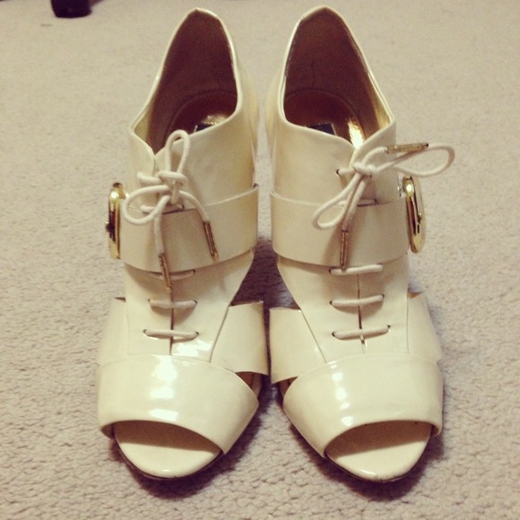 💥 Vince Camuto Karl Cream Ivory Pumps Heels - Picture 1 of 5