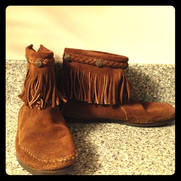 ✔️SOLD Minnetonka Frayed Moccasins 6 fits 6.5 too