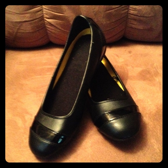 Hold for @lova0302. Cute black comfortable flats.