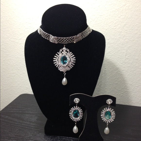 Elegant silver necklace set