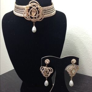 Gold necklace set
