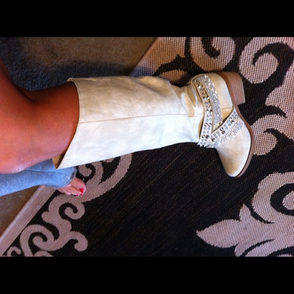 RESERVED cream colored alicia boots from buckle