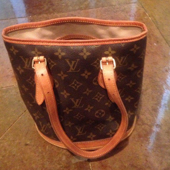 Love this bag!!! Selling to buy a larger one.