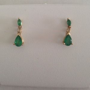 💢SOLD💢10 karat yellow gold with Emerald earrings