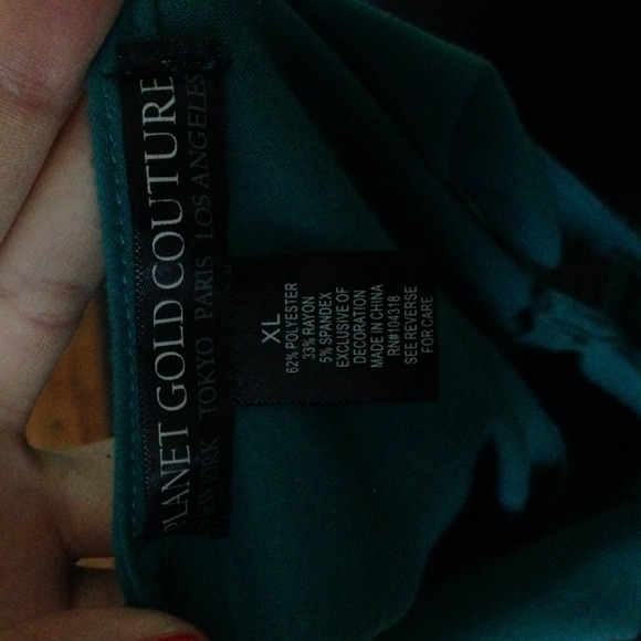 Fits a medium, large, and x-large. Stretchy - Picture 3 of 3