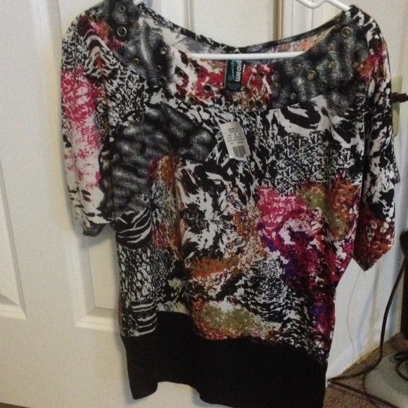 Beautiful top - Picture 3 of 3