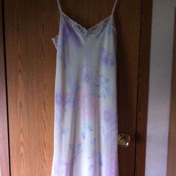 New Valerie Stevens long nightgown Size Small