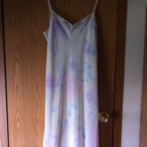 New Valerie Stevens long nightgown Size Small