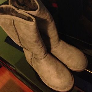 UGG brand new chocolate size 8