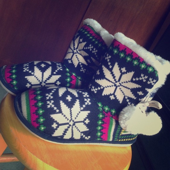 NWOT Madden Girl Snowflake Pattern Booties