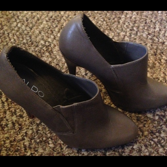 *PRICE REDUCED* Aldo midrise booties