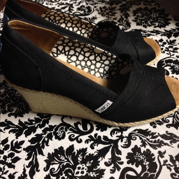 🎀 Black Canvas TOMS Wedges 🎀
