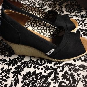 🎀 Black Canvas TOMS Wedges 🎀