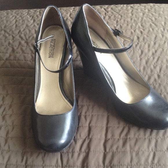 Kenneth Cole Reaction black wedge