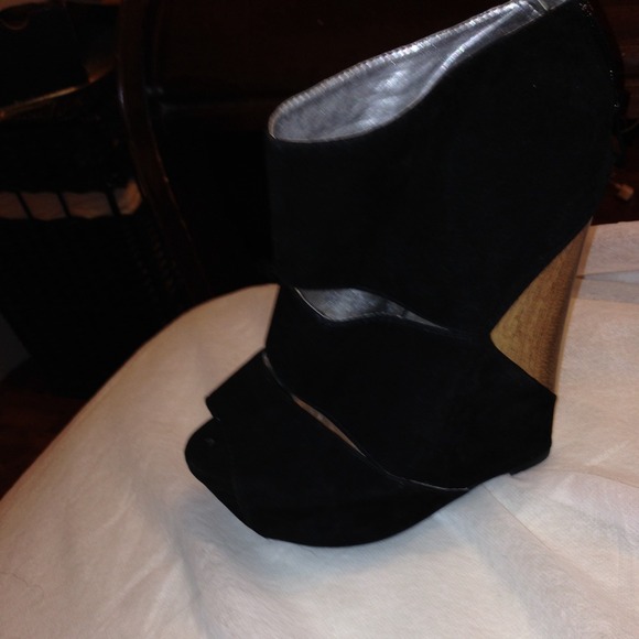 . 4 1/2 inch wedges sandals😃 - Picture 2 of 4