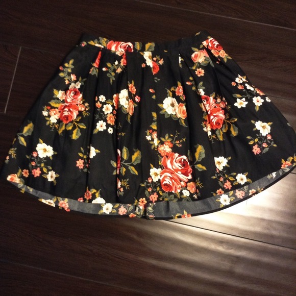 Dresses & Skirts - ✖️TRADED✖️ Floral Skirt
