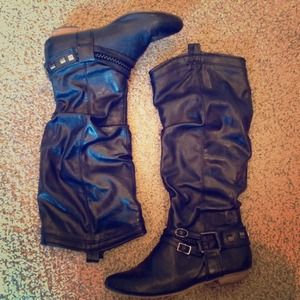 Cute black boots with buckle