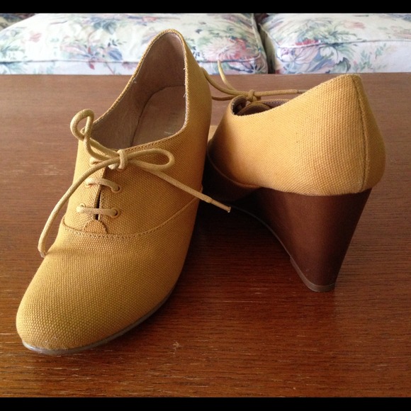 REDUCED PRICE: Mustard Wedges - Picture 1 of 4