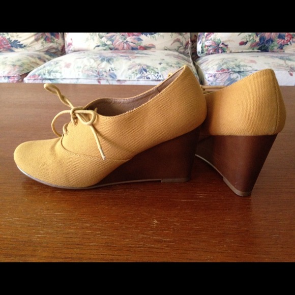 REDUCED PRICE: Mustard Wedges - Picture 2 of 4