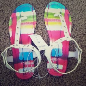 REDUCED💕⭐🙈 White sandals with silver studs