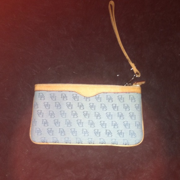 Dooney & Bourke wristlet🎄SALE🎄