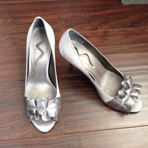 3.5 inch pewter heels