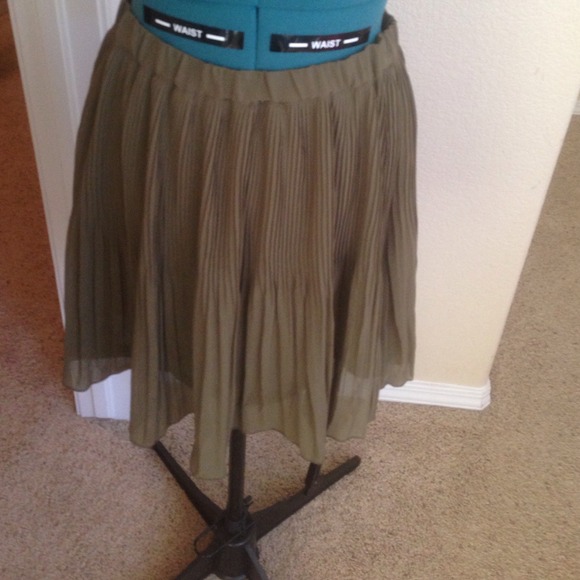 Old Navy olive pleated skirt, sz Small - Picture 1 of 2