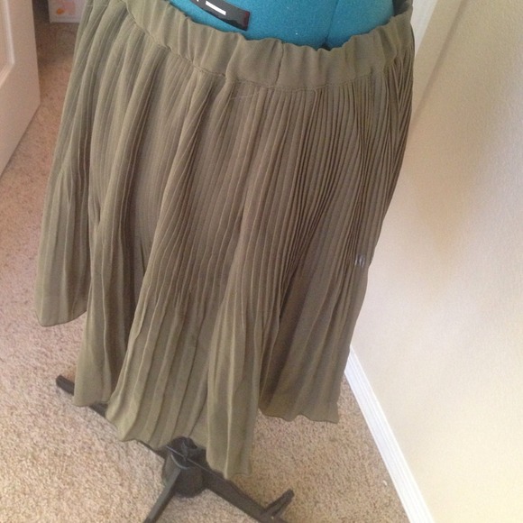 Old Navy olive pleated skirt, sz Small - Picture 2 of 2