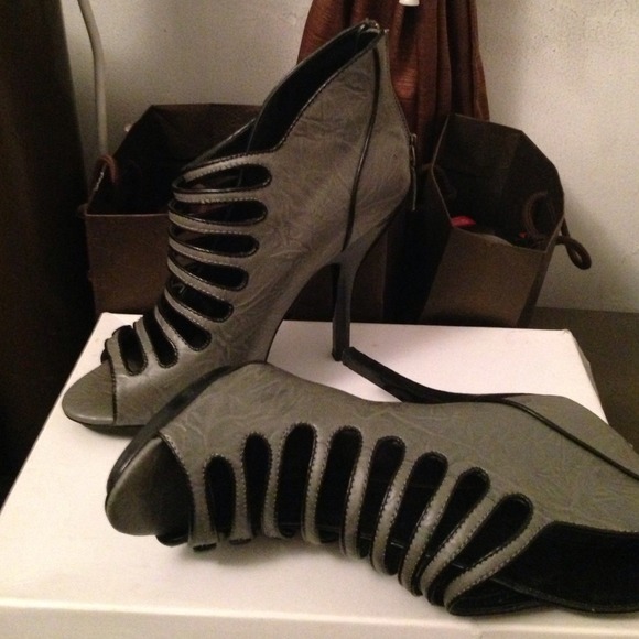 Bakers Chloe peep toe heels