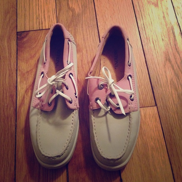 Size 5 1/2 Merona boat shoes!