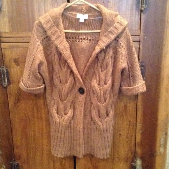 Brown Quarter Sleeve Sweater with hood