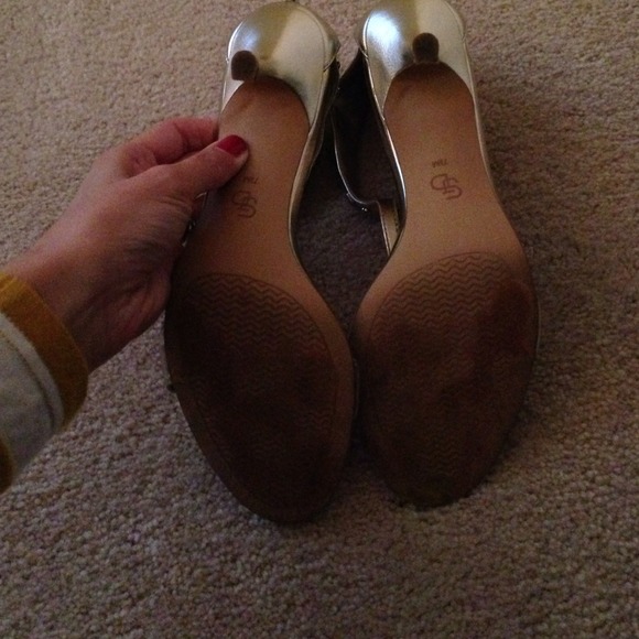 Gold Heels - Picture 3 of 3