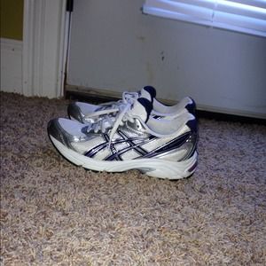 Oasics tennis shoes