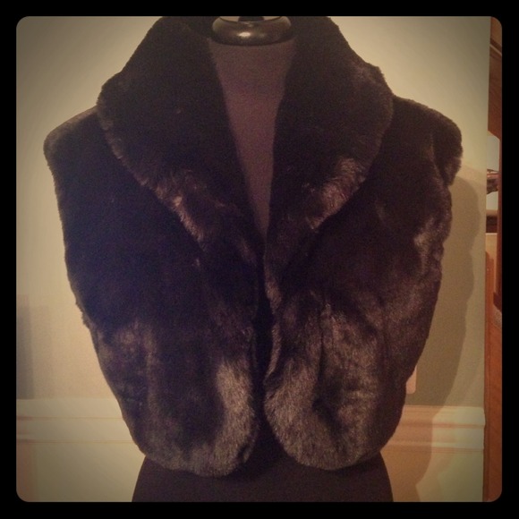 🚫SOLD🚫. INC black faux fur vest/shrug