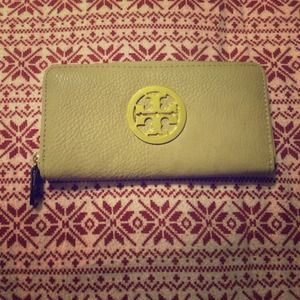 New Tory Burch Leather Zipper Wallet