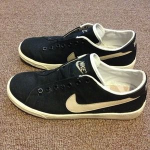 Woman's Laceless Nikes 7.5