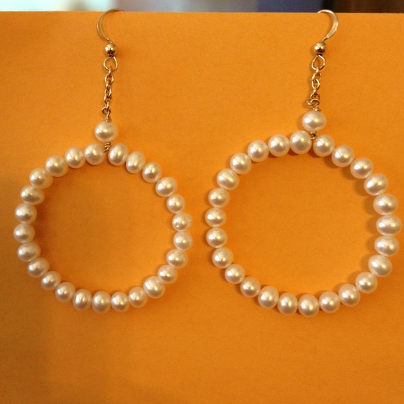 Genuine freshwater pearl in 14 kt gold earring.