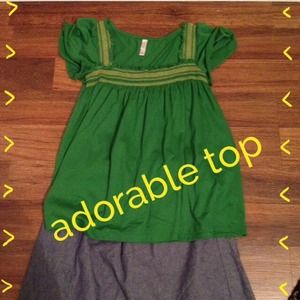 😄 SOLD Cute green top