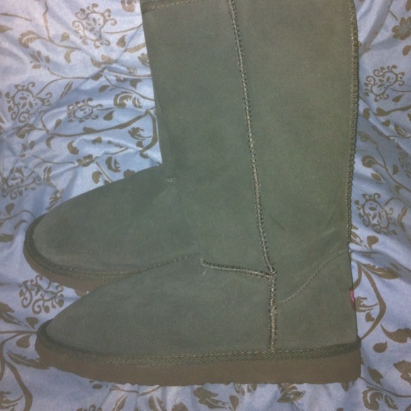 💜BN Grey Ukala Boots💜