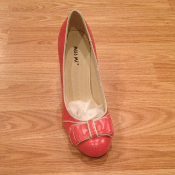 Ladies dress shoes-coral/beige trim