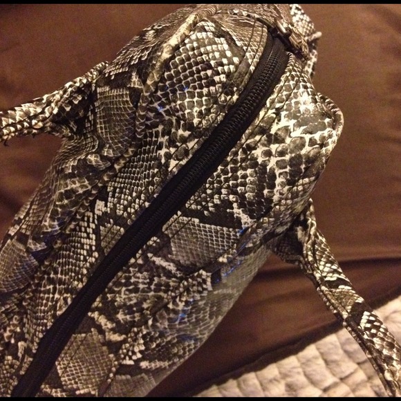⭐️GIFTED🌟Faux python handbag - Picture 2 of 2